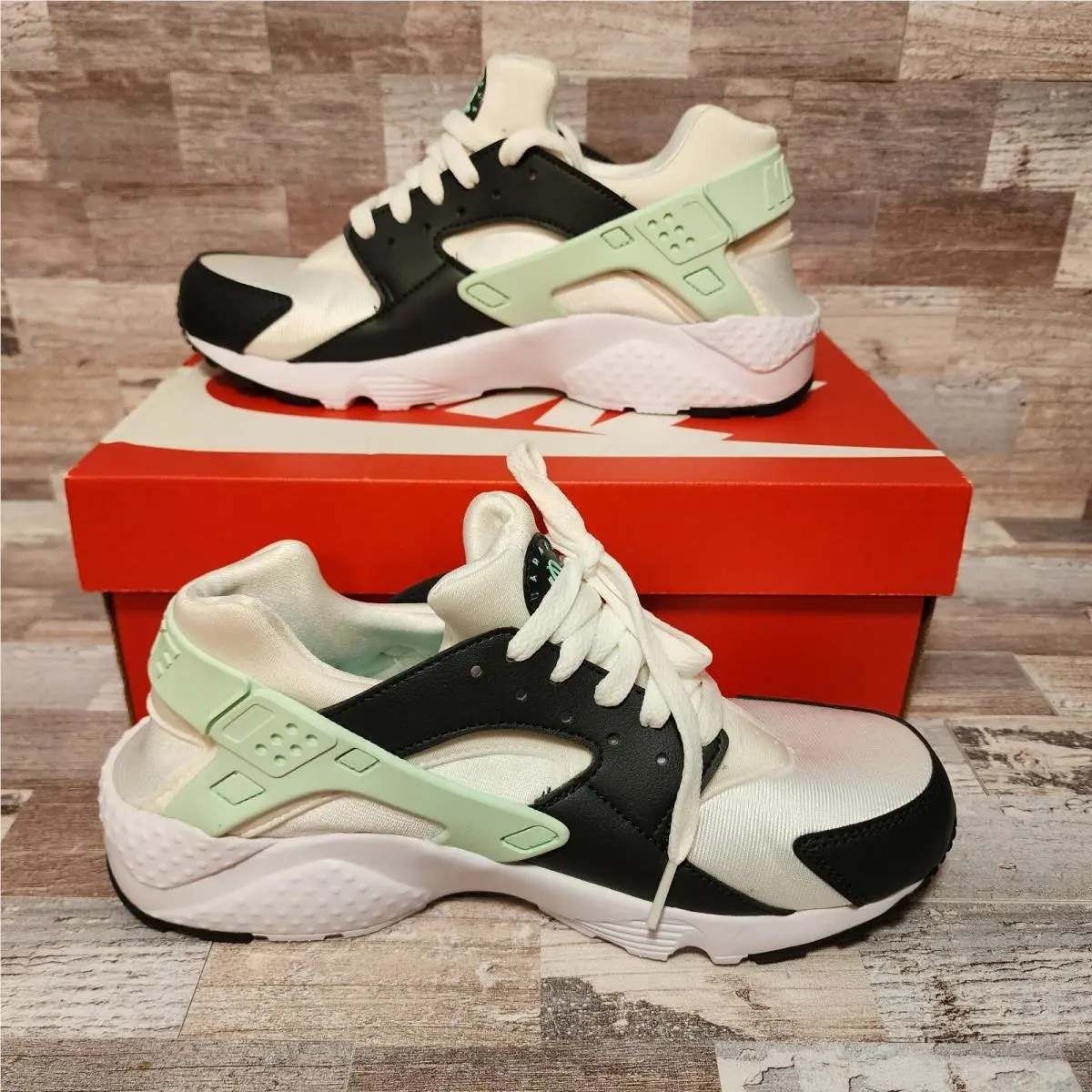 Nike shoes - Nike Huarache Run - Huarache Run - White (UPC: 195866725027) 0