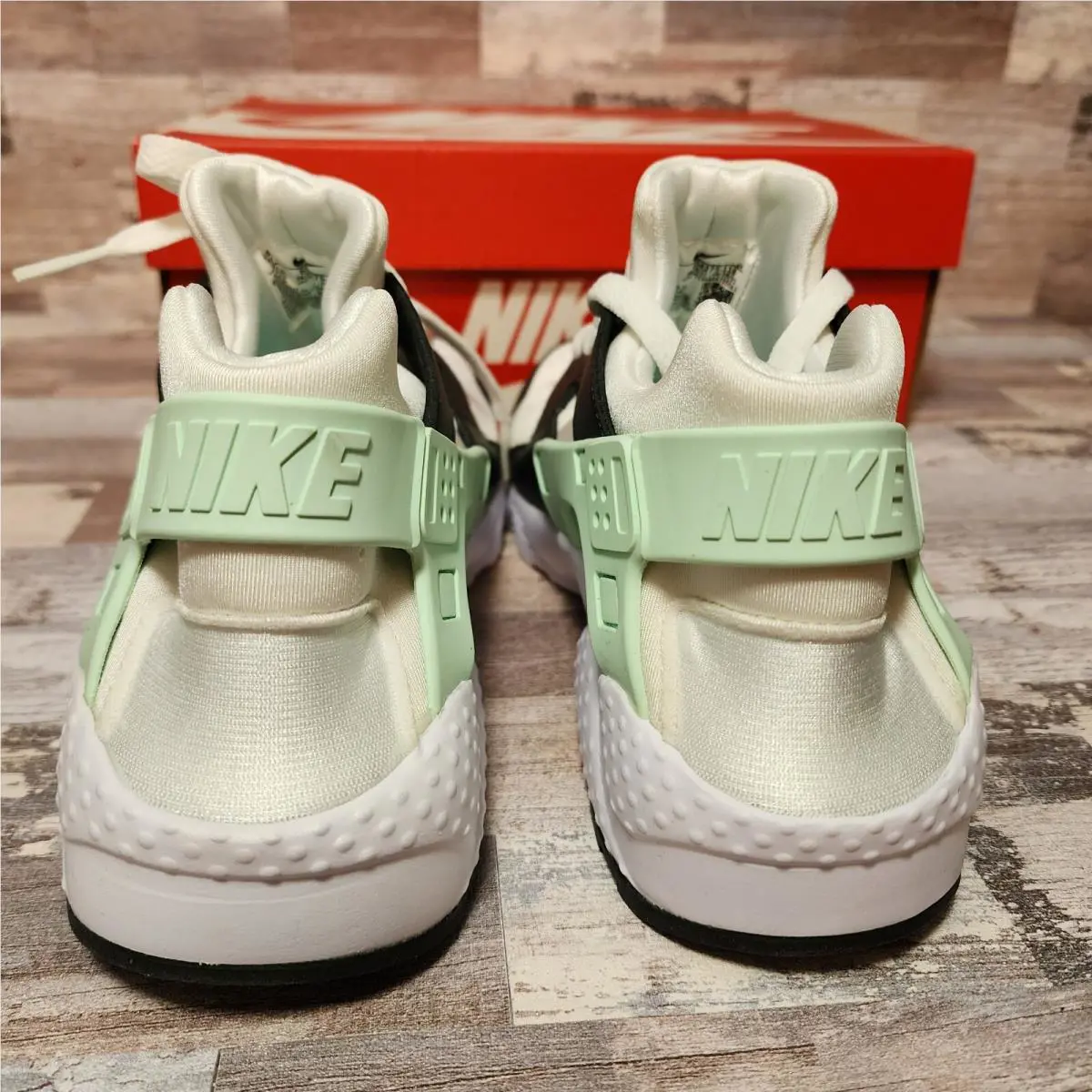 Nike shoes - Nike Huarache Run - Huarache Run - White (UPC: 195866725027) 1