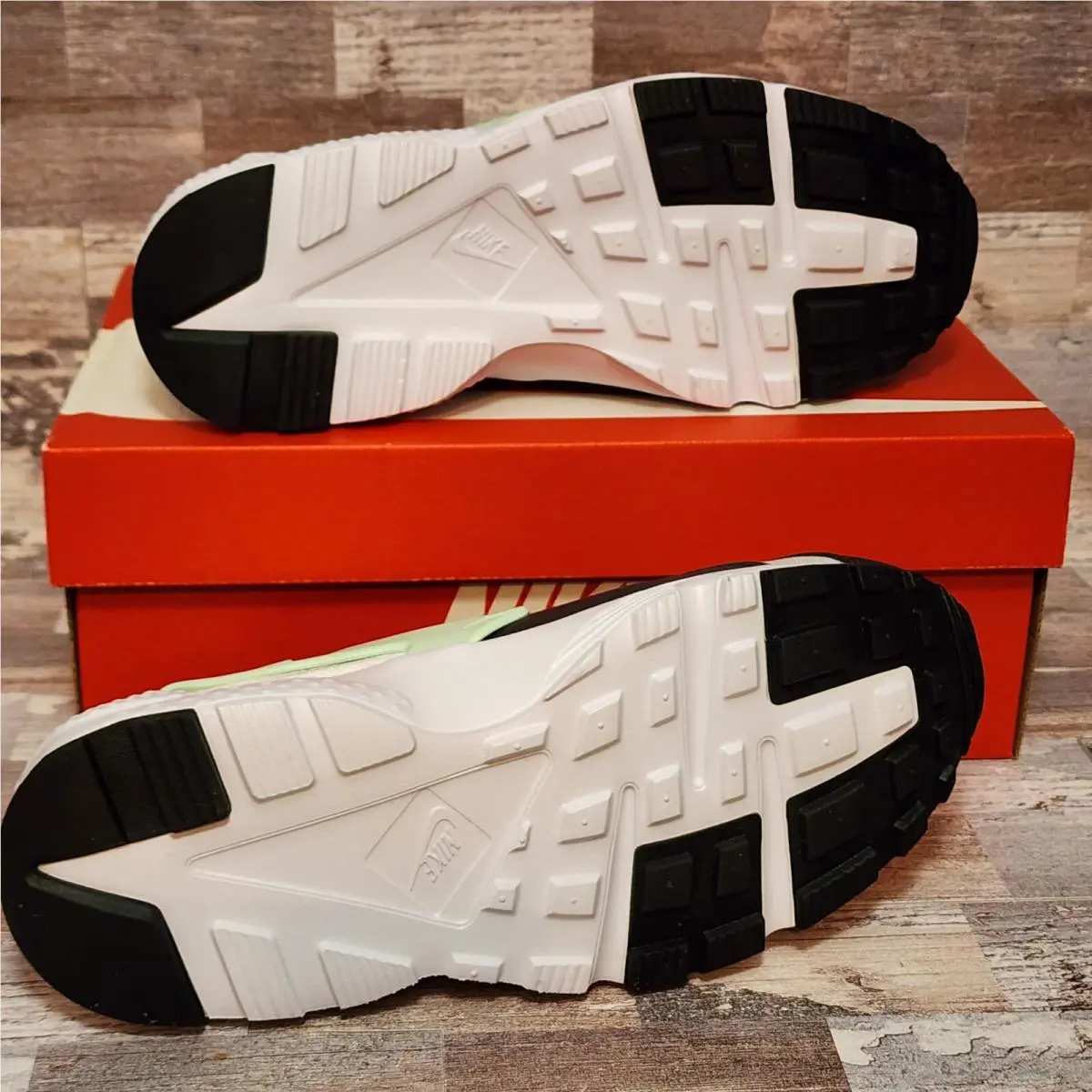 Nike shoes - Nike Huarache Run - Huarache Run - White (UPC: 195866725027) 3