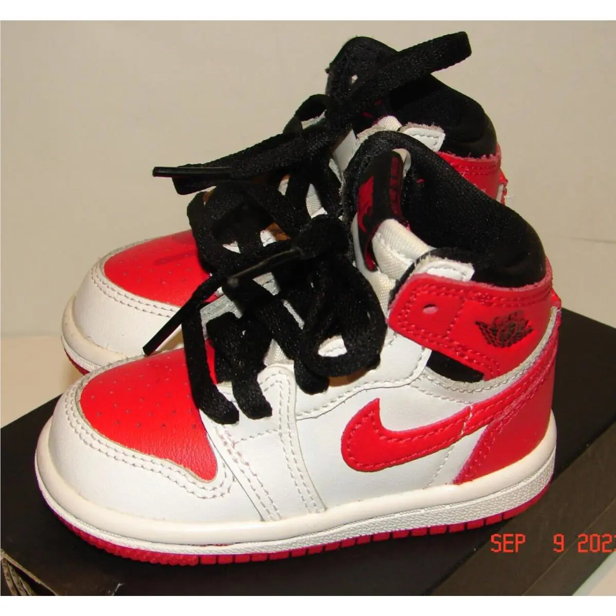 Nike shoes - Jordan 1 - Red / Black / White (UPC: 195869250540) 0