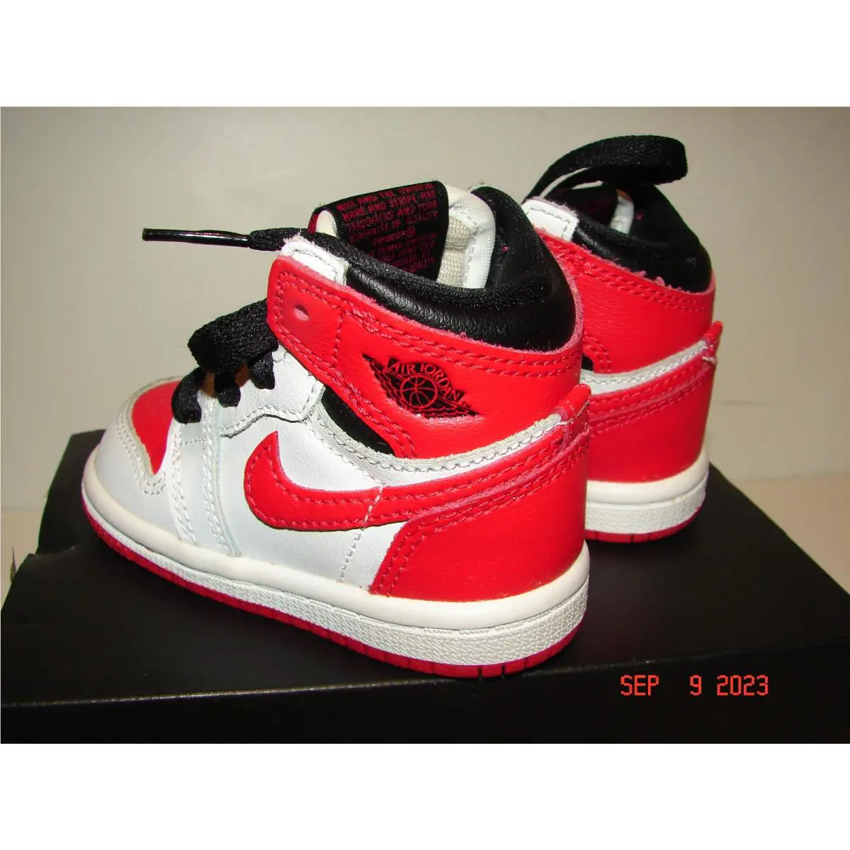 Nike shoes - Jordan 1 - Red / Black / White (UPC: 195869250540) 2