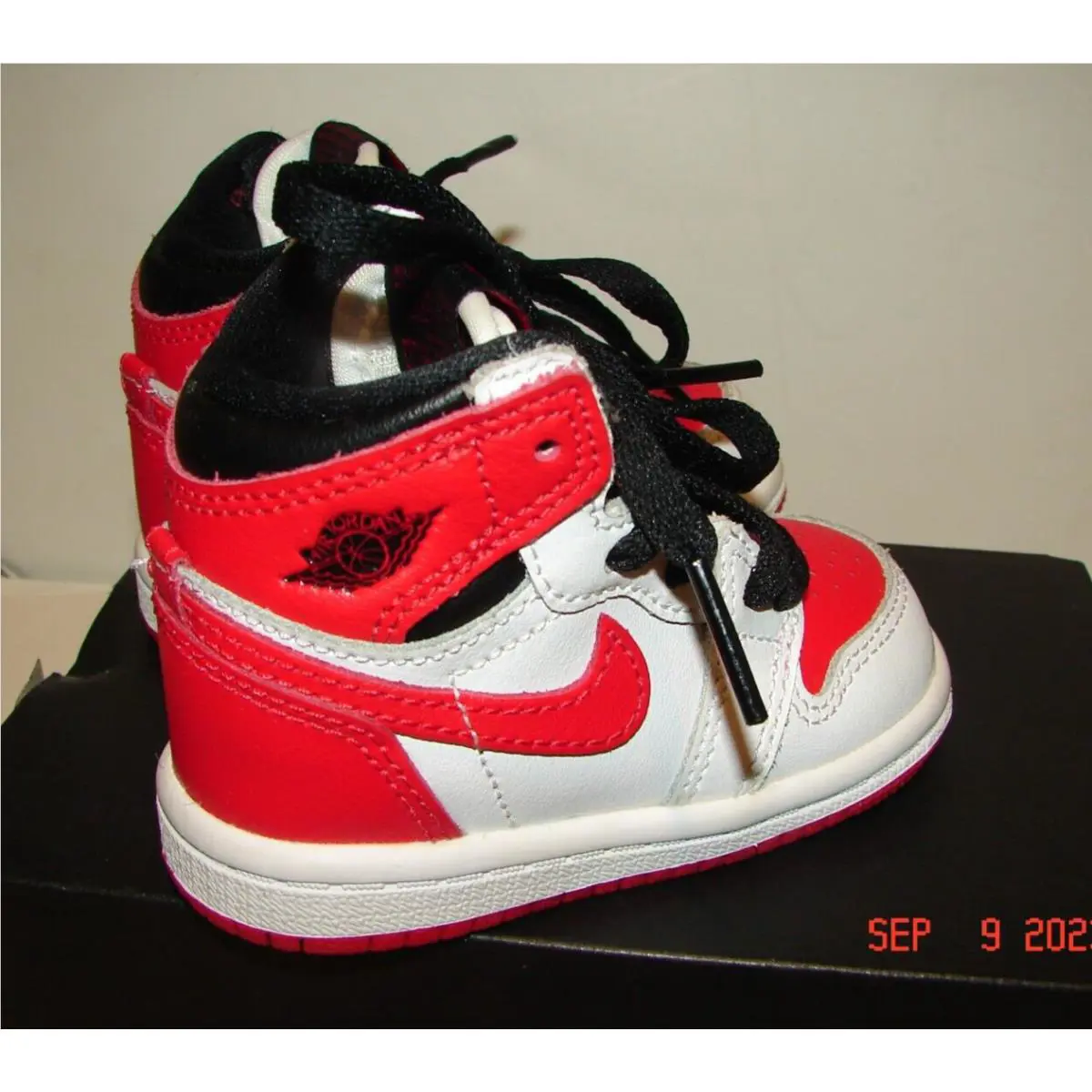 Nike shoes - Jordan 1 - Red / Black / White (UPC: 195869250540) 3