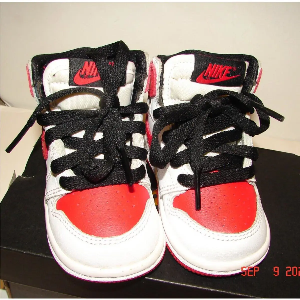 Nike shoes - Jordan 1 - Red / Black / White (UPC: 195869250540) 4