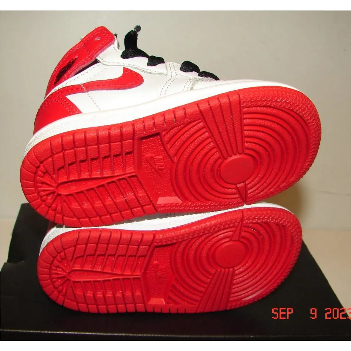 Nike shoes - Jordan 1 - Red / Black / White (UPC: 195869250540) 5