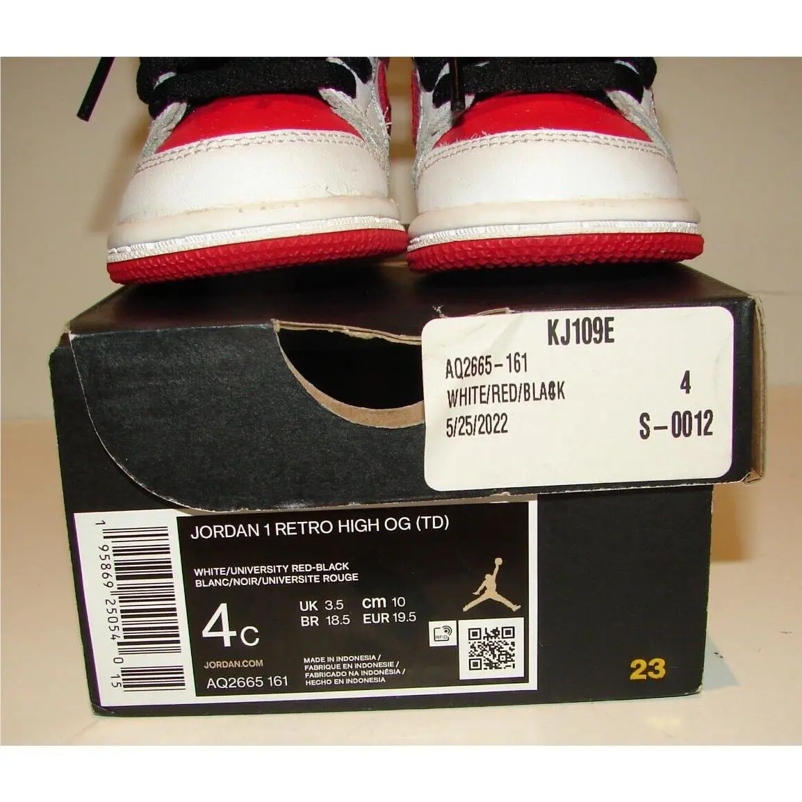 Nike shoes - Jordan 1 - Red / Black / White (UPC: 195869250540) 6