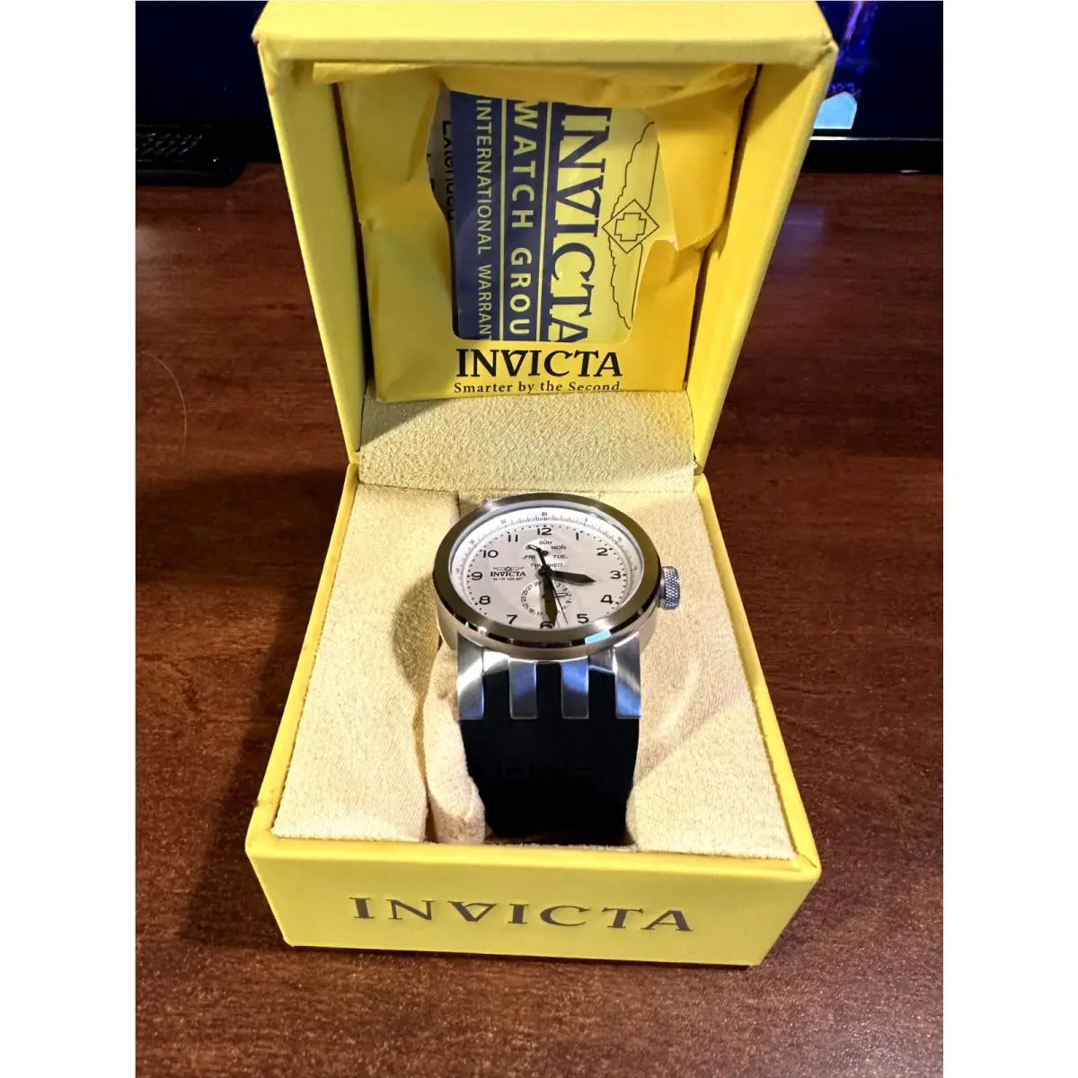Invicta 10389 Vintage Men`s Day Date Silver Dial Black Rubber Strap