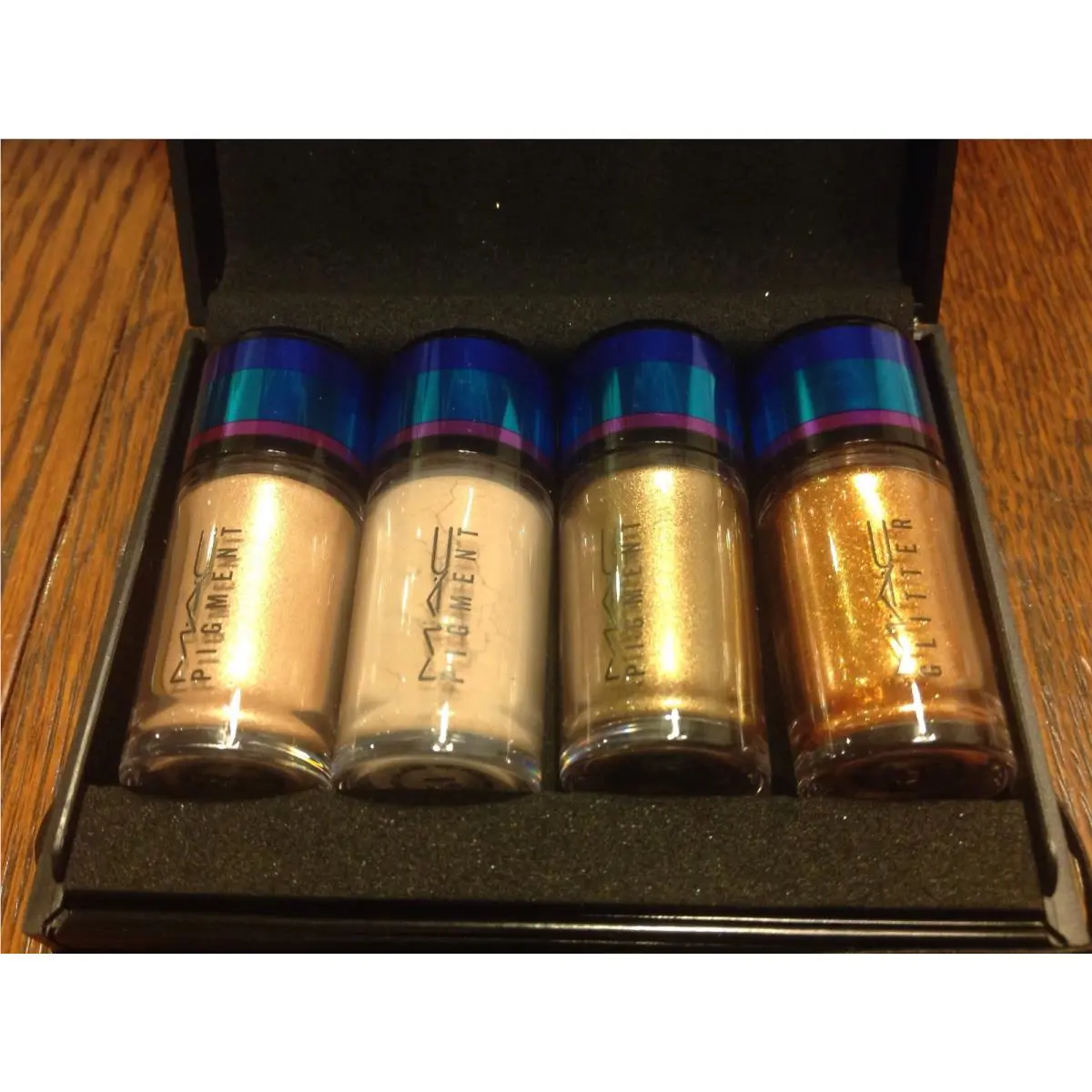 Mac Irresistibly Charming Gold Mini Pigments + Glitter 4pc Gift Set