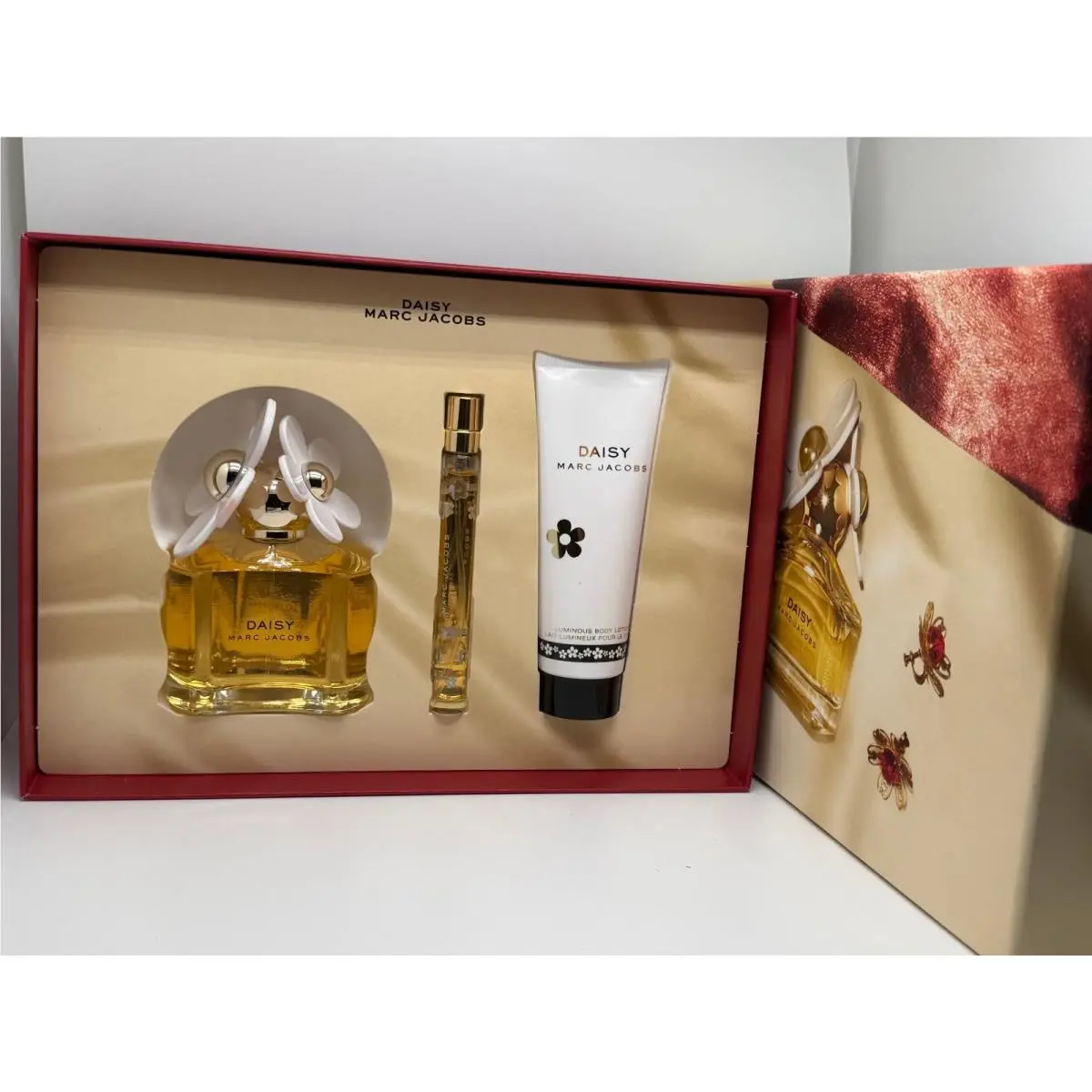 Daisy by Marc Jacobs 3 Pieces Gift Set: 3.3 Edt Spray 2.5 Lotion 10 ML Edt Spray