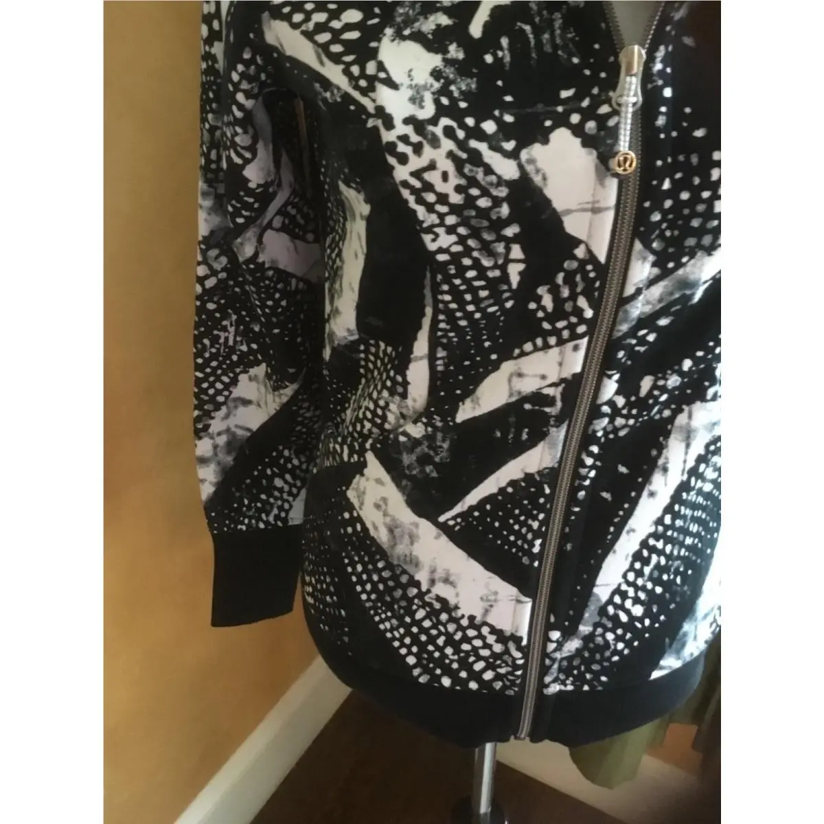 Lululemon clothing - SMWK/BLK 1