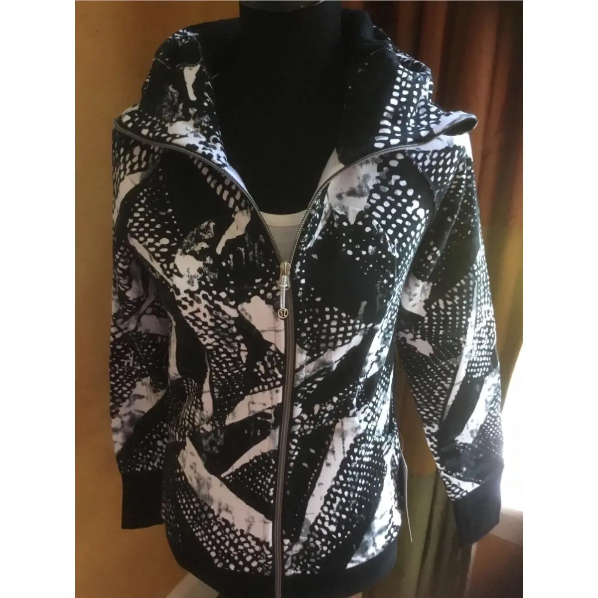 Lululemon clothing - SMWK/BLK 5