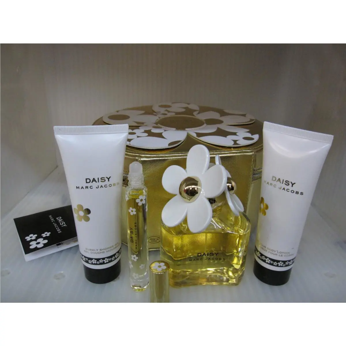 Daisy Marc Jacobs 4 Pieces Gift Set: 3.4 Edt Sp 2.5 Lotion 2.5 Gel.0.6 ML Roller