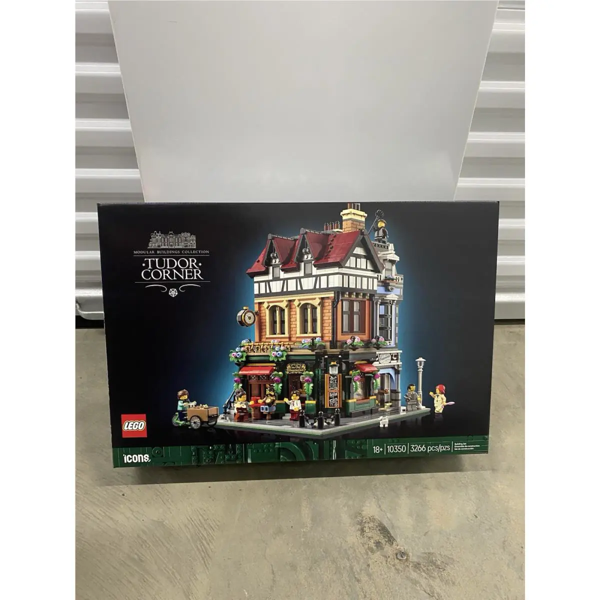 Lego Icons: Tudor Corner 10350 Modular Buildings Collection