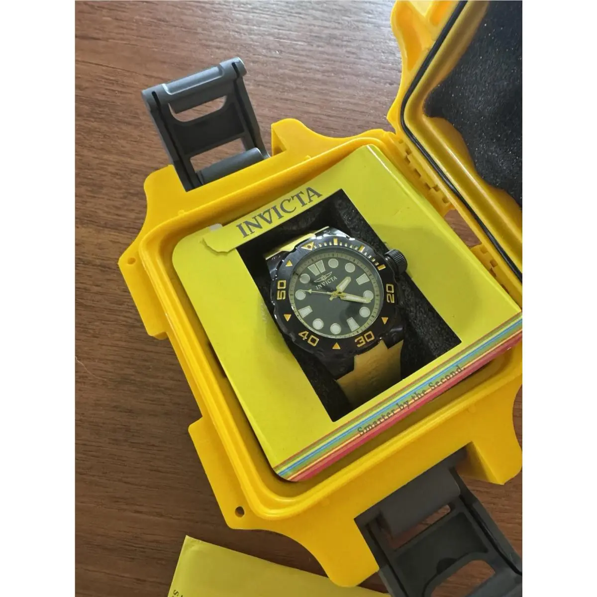 16138 Pro Diver Men’s Watch Yellow Black with Case Vintage by Invicta