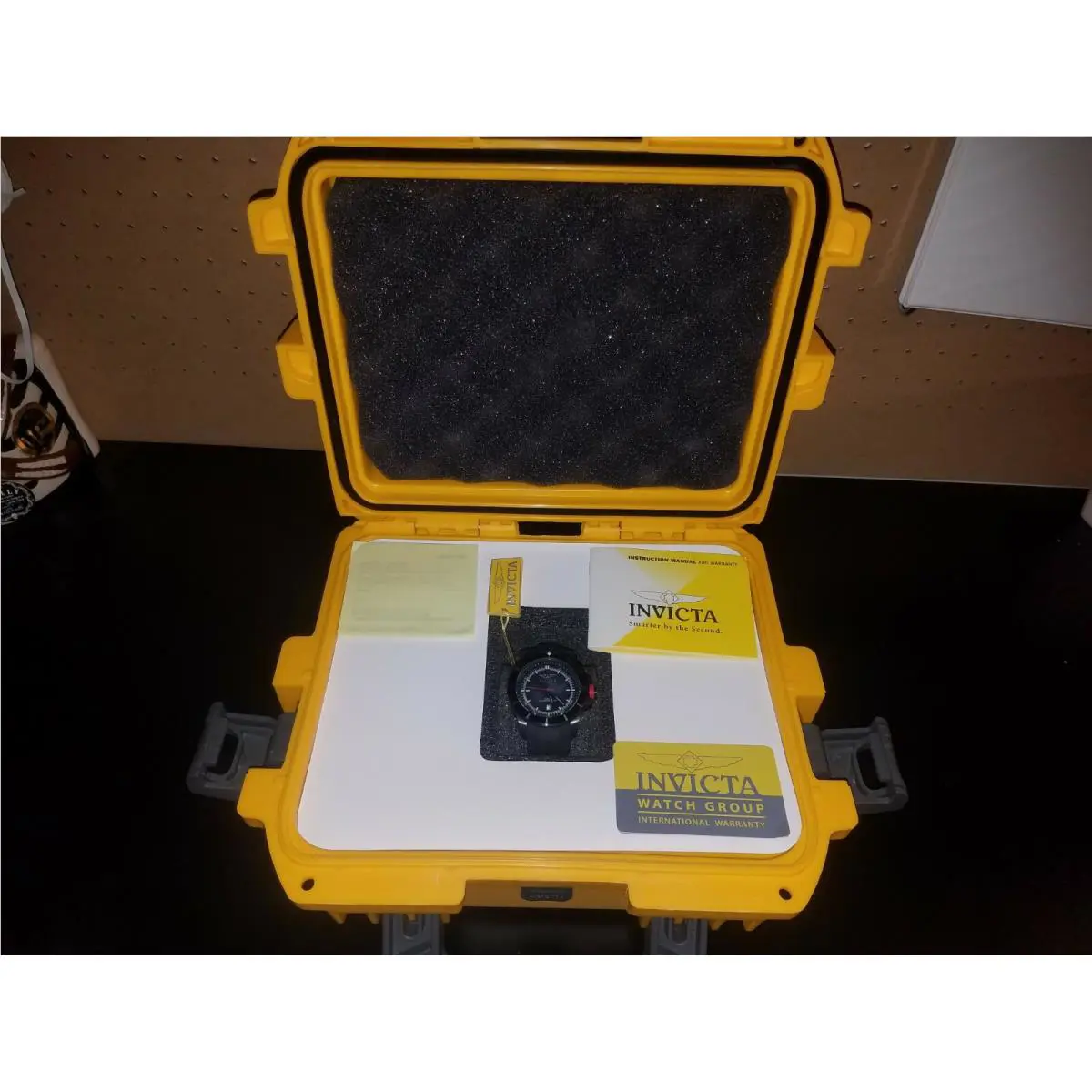 Invicta Pro Diver 10735 with Case and Booklets Battery Dead Needs Replacement