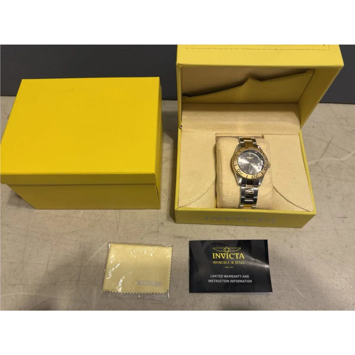 Invicta Men`s Watch Pro Diver Quartz Silver Tone Dial Two Tone Bracelet 29943