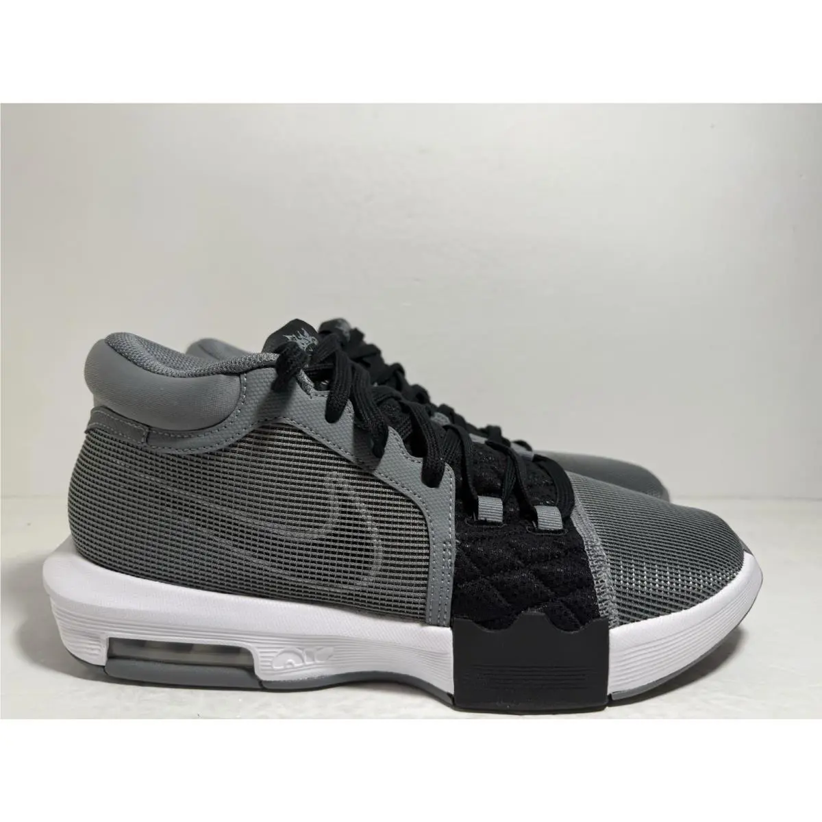 Nike shoes LeBron Witness - multiple variations 0