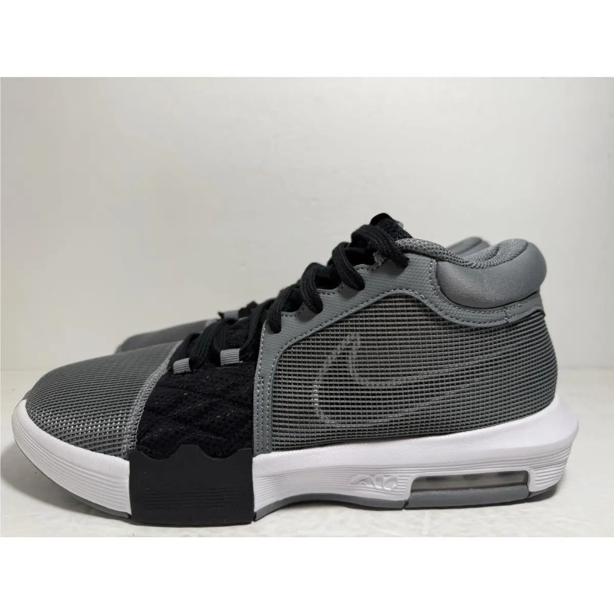 Nike shoes LeBron Witness - multiple variations 2