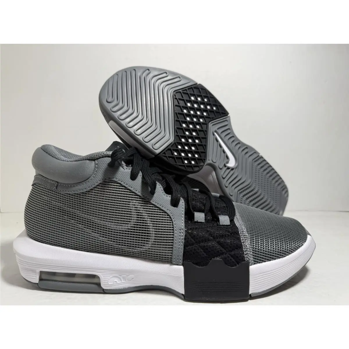 Nike shoes LeBron Witness - multiple variations 4