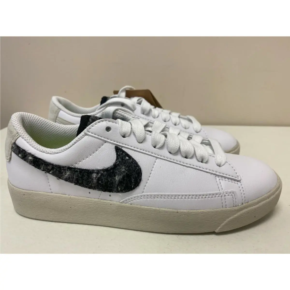 Nike shoes - White 3