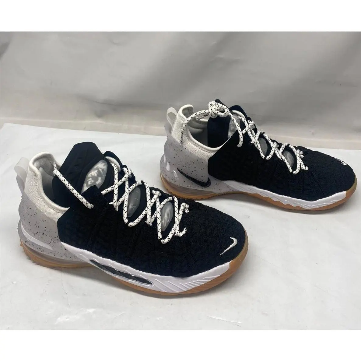 Nike shoes - Black & White 0