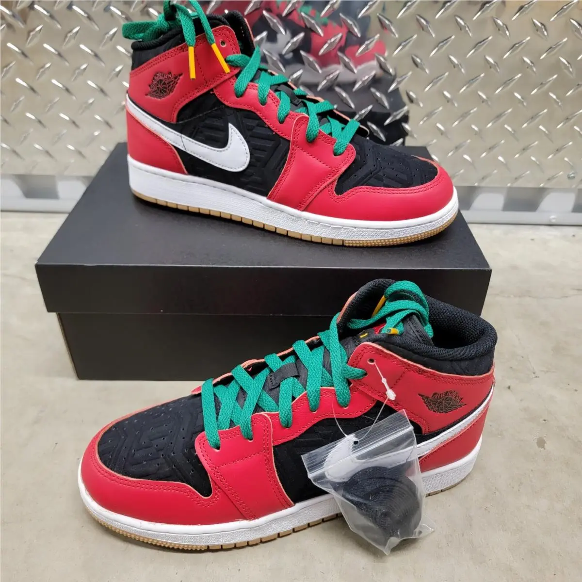 Air Jordan 1 Mid SE Christmas Tree 2022 GS Size 7Y DQ8418-006 Women`s 8.5 by Nike