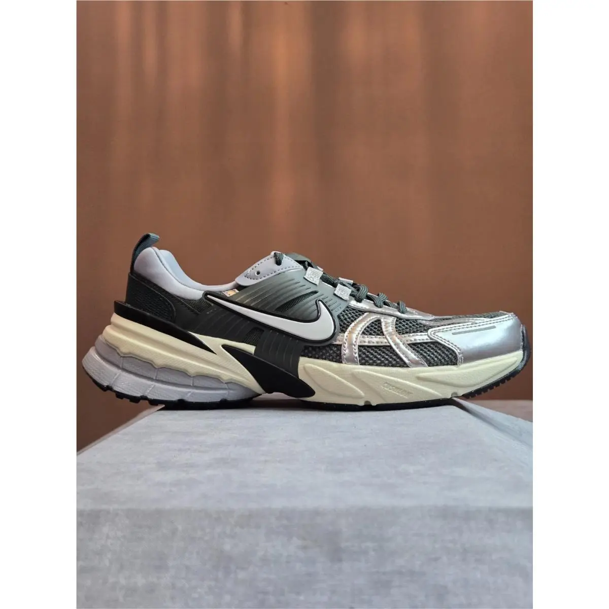 Nike V2K Run Vintage Green White Men Unisex Casual Lifestyl HJ4497-300 9M 10.5W