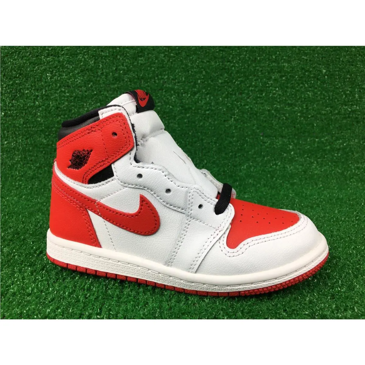 Nike shoes - Air Jordan 1 Retro High - Red (UPC: 0195869250601) 0