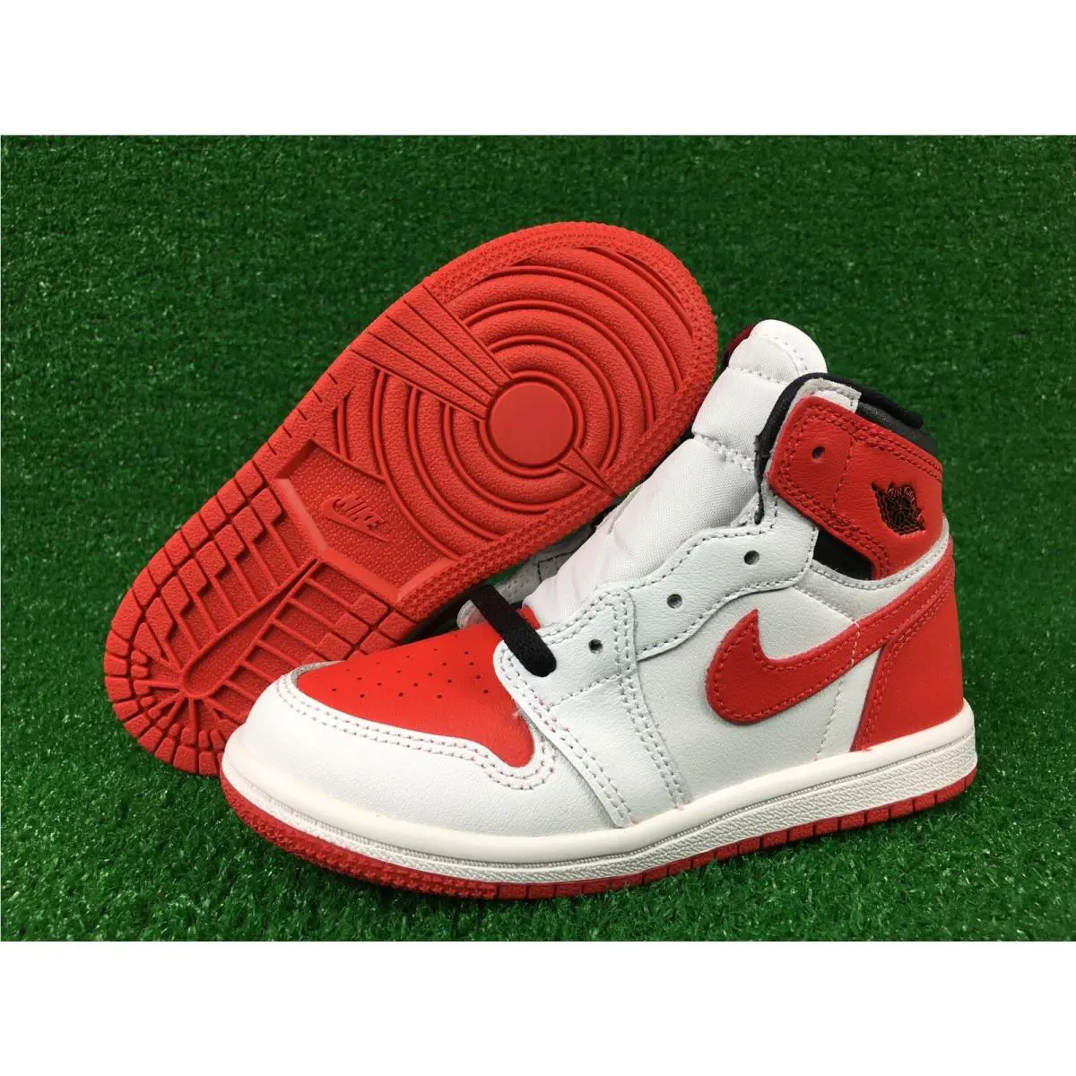 Nike shoes - Air Jordan 1 Retro High - Red (UPC: 0195869250601) 5