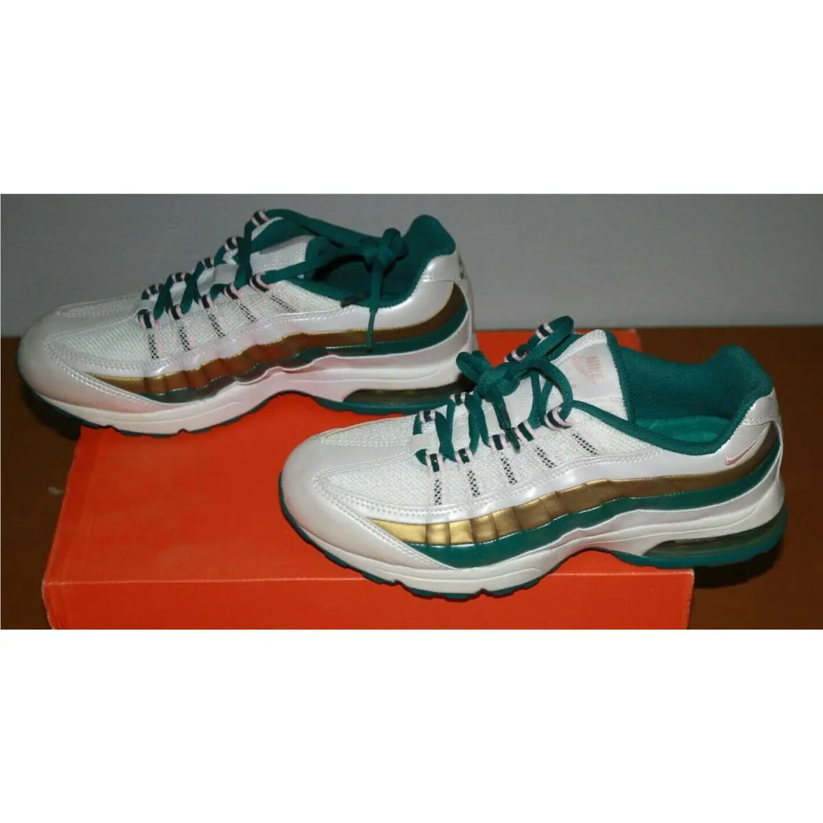 Nike shoes - White (UPC: 886691589648) 1