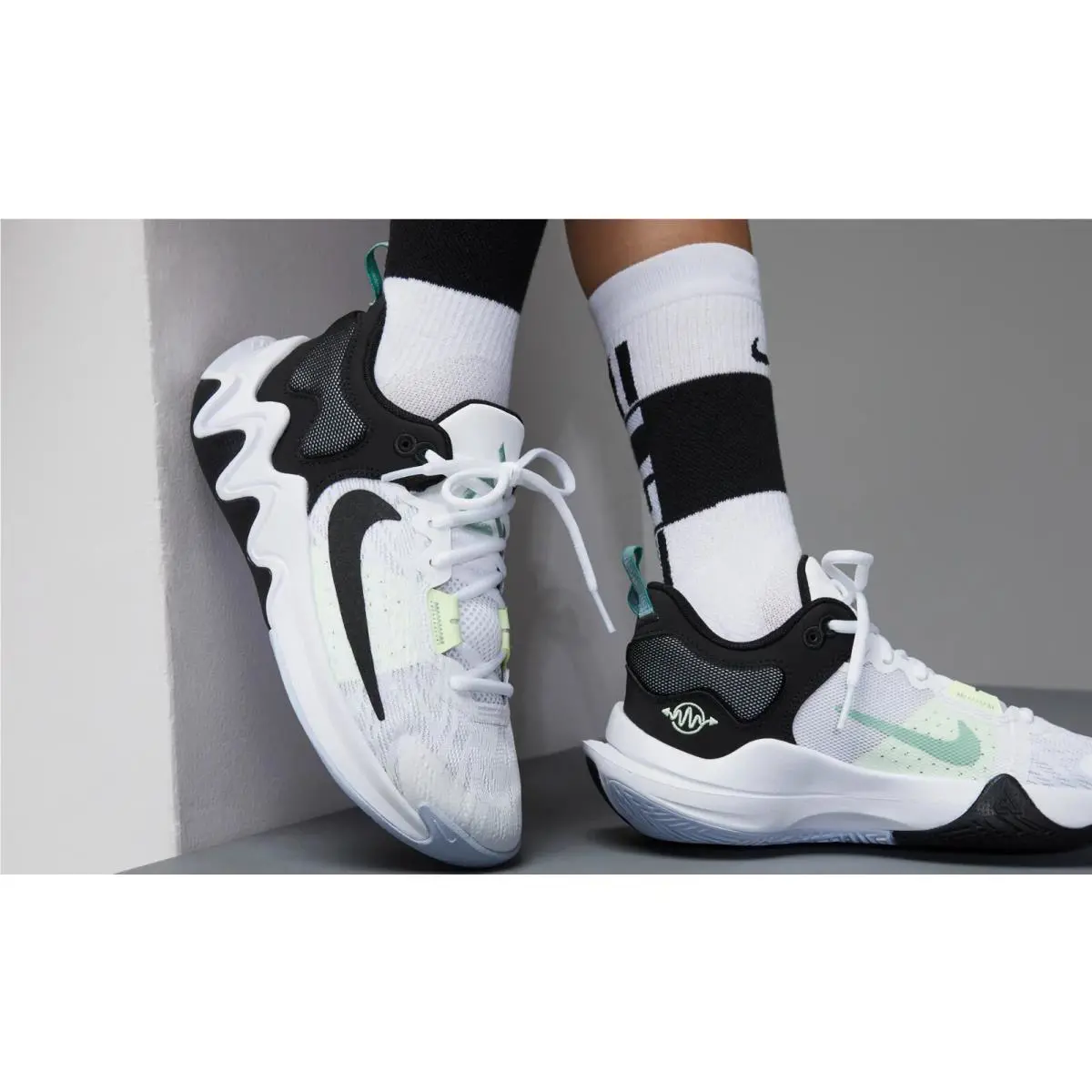 Nike shoes - White/Black/Grey 7