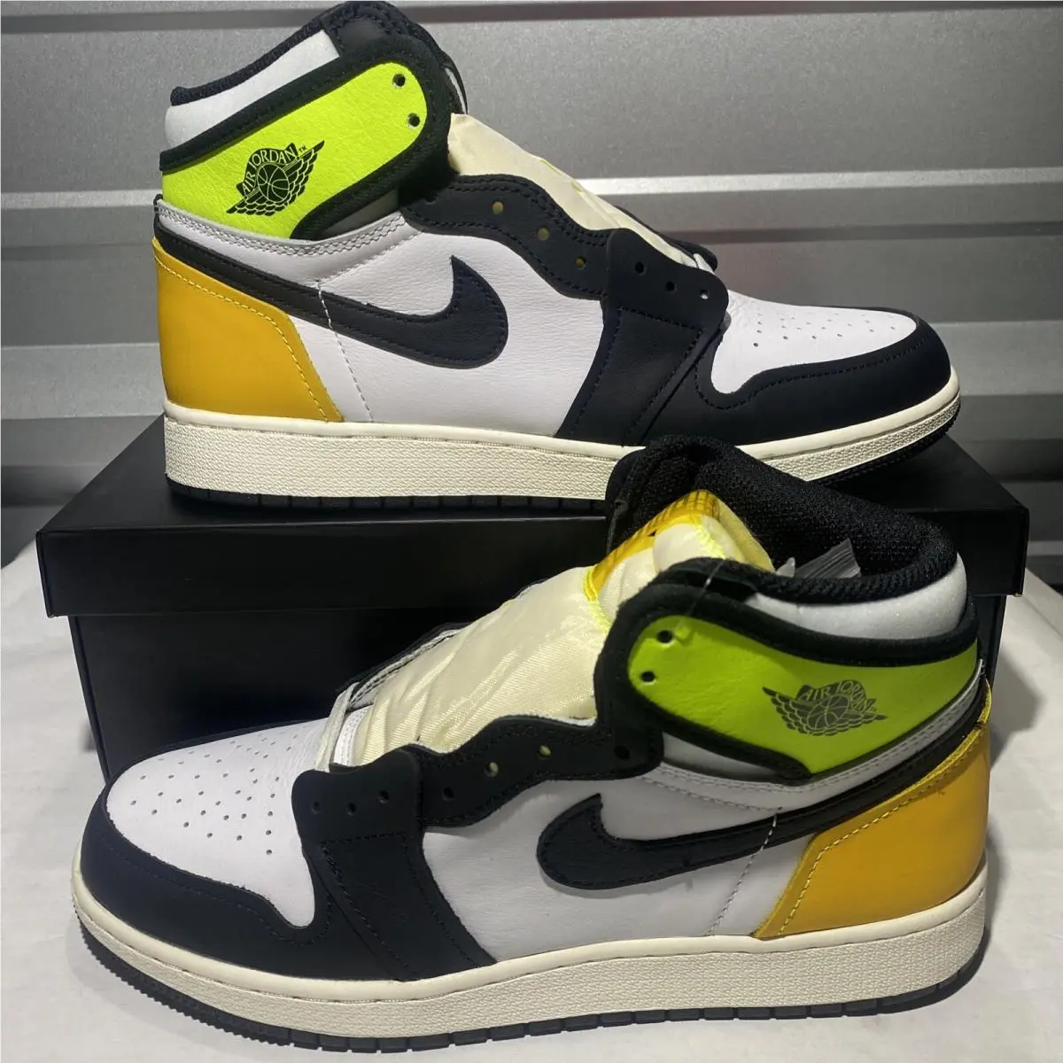 Nike Air Jordan 1 Retro High Volt Gold GS 575441-118 Youth 7Y Women`s 8.5