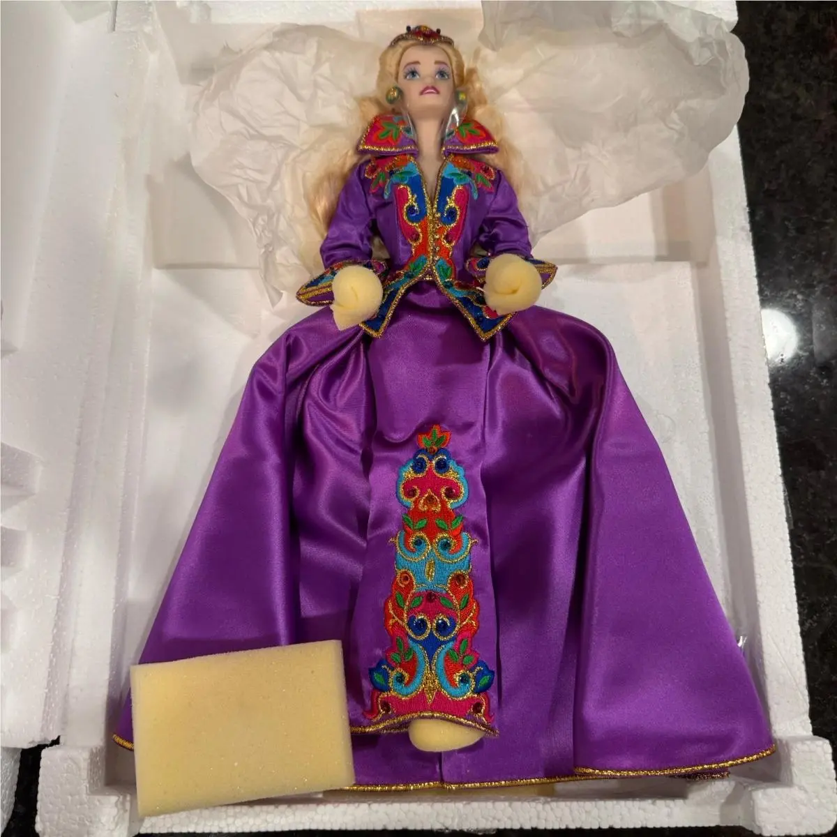 `93 Mattel Royal Splendor Presidential Porcelain Collection Barbie