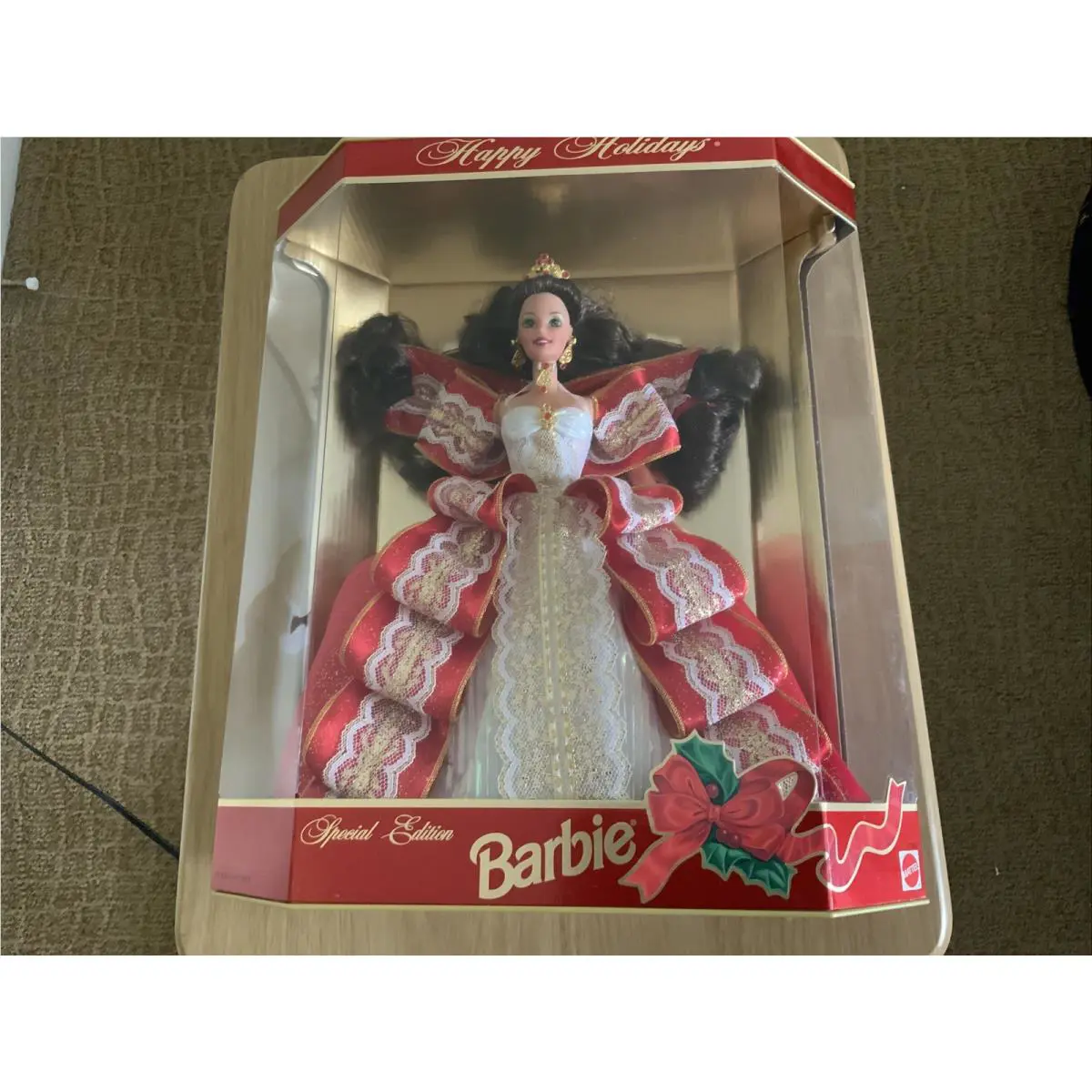 Gift 1997 Special Edition Happy Holidays Mattel Barbie Gold Background+ Stand