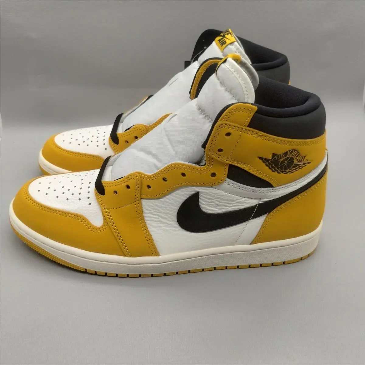 Nike Air Jordan 1 Retro High OG Yellow Ochre White Black DZ5485-701 Mens 9.5 - Yellow