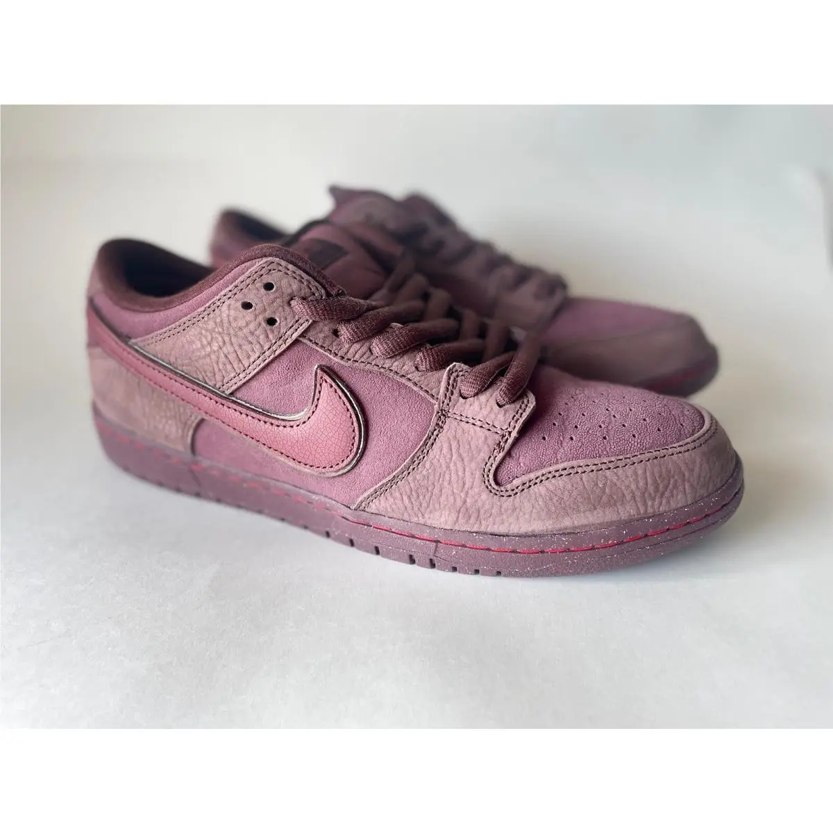 FN0619-600 Nike SB Dunk Low Prm City of Love Burgundy Crush Team Red Men`s