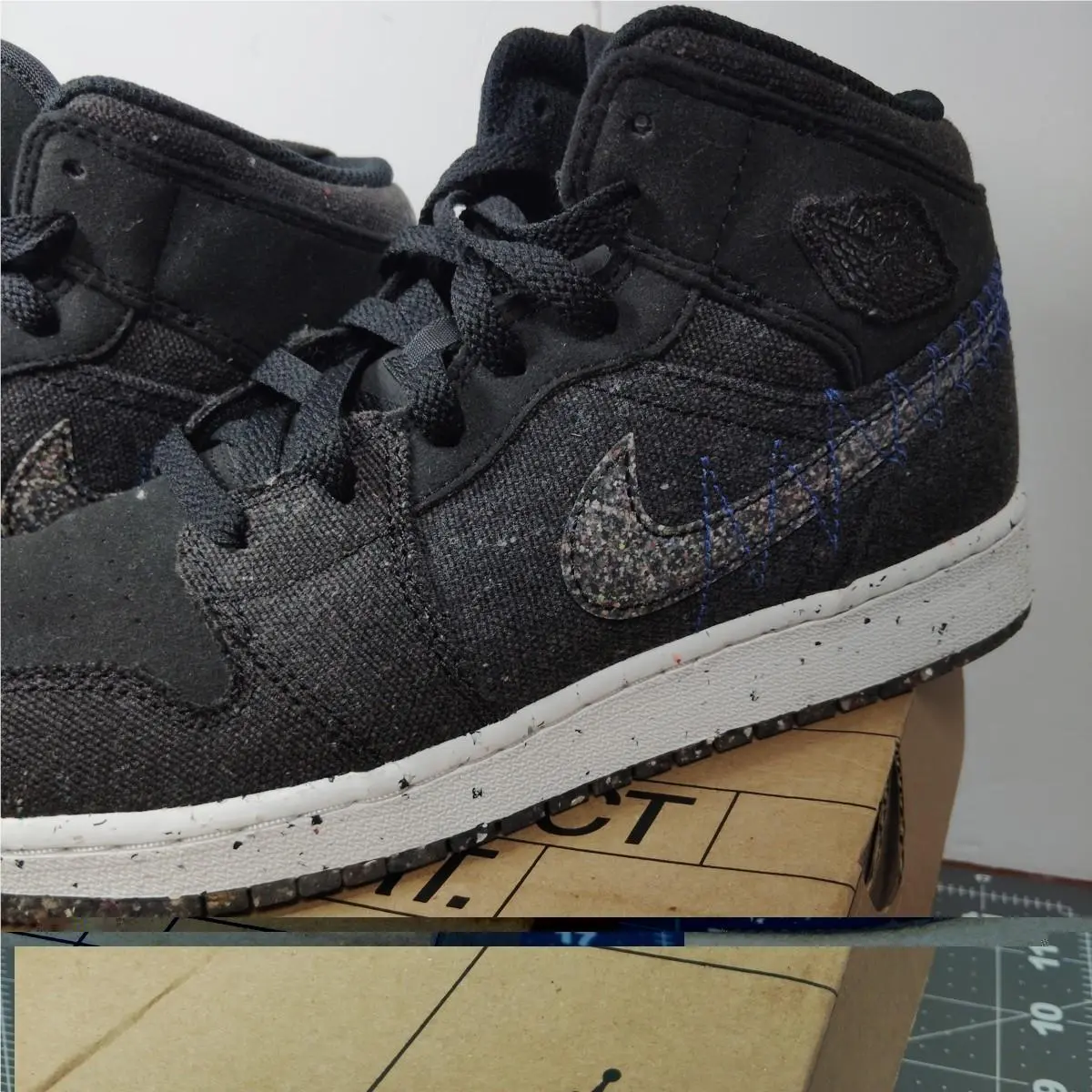 Nike shoes - Air Jordan 1 Mid SE - DM4334 001 - Black (UPC: 195238356194) 3