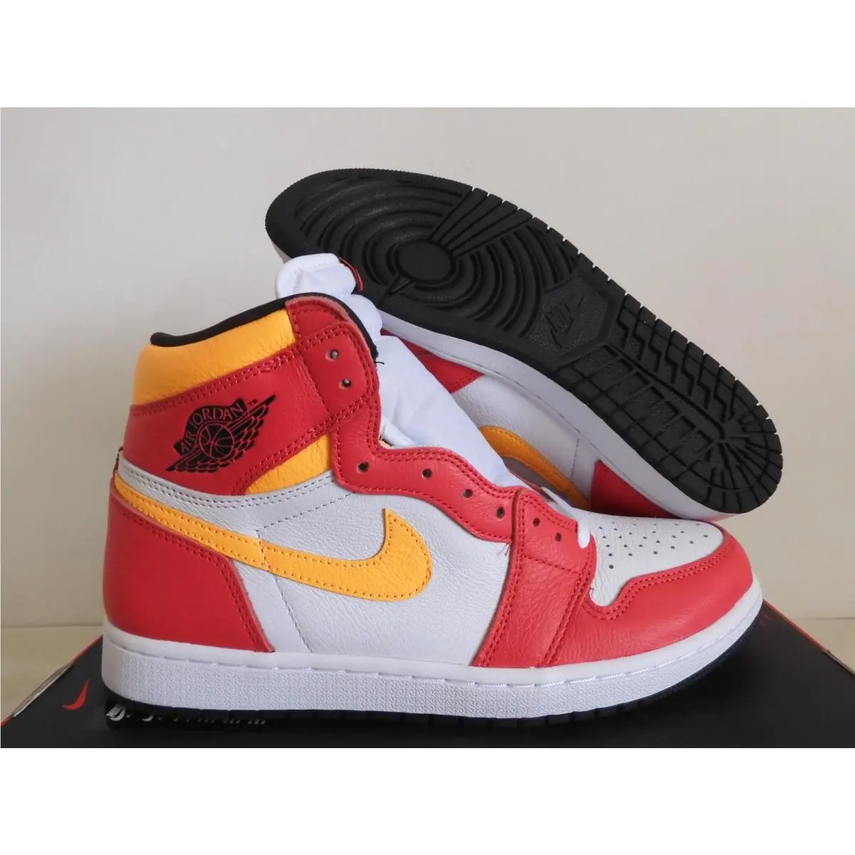 Nike Air Jordan 1 Retro High OG Light Fusion Red-black-white Sz 10 555088-603