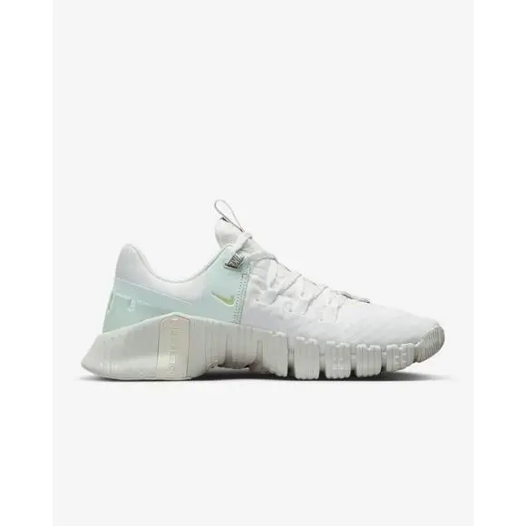 10W - Women`s Nike Free Metcon 5 Workout Shoe White FJ1548-100