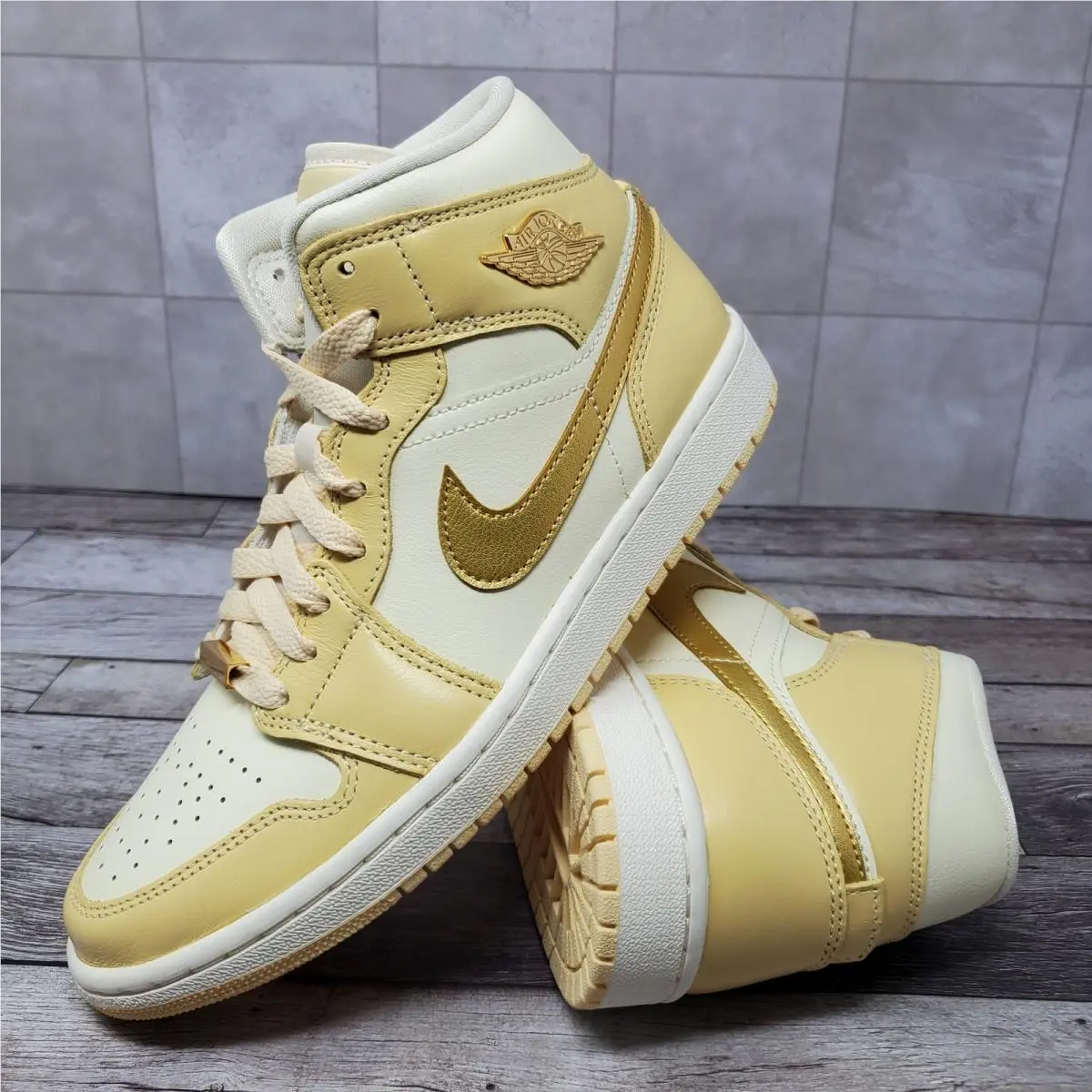 Nike Air Jordan 1 Mid SE Pale Vanilla FB9892-200 Women`s Size 8