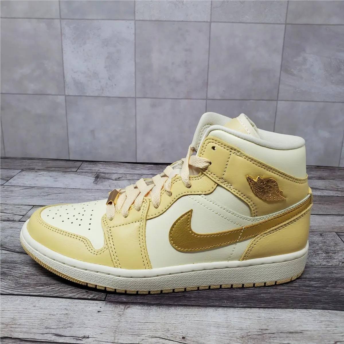 Nike shoes - Air Jordan 1 Mid SE - FB9892-200 - Gold 3