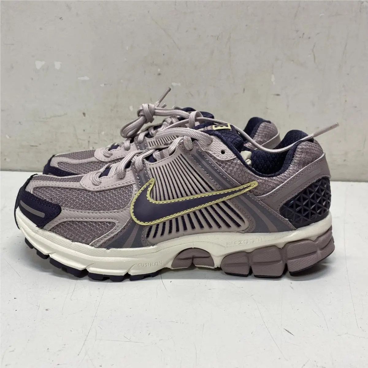 Nike Zoom Vomero 5 Plum Eclipse Sneakers Men`s Size 6 Women`s 7.5