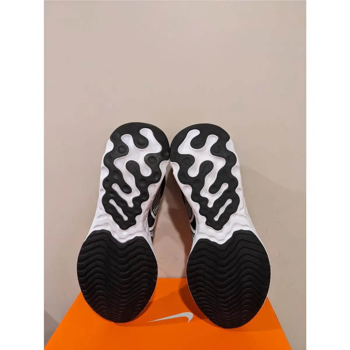 Nike shoes - Black/White (UPC: 091202750923) 3
