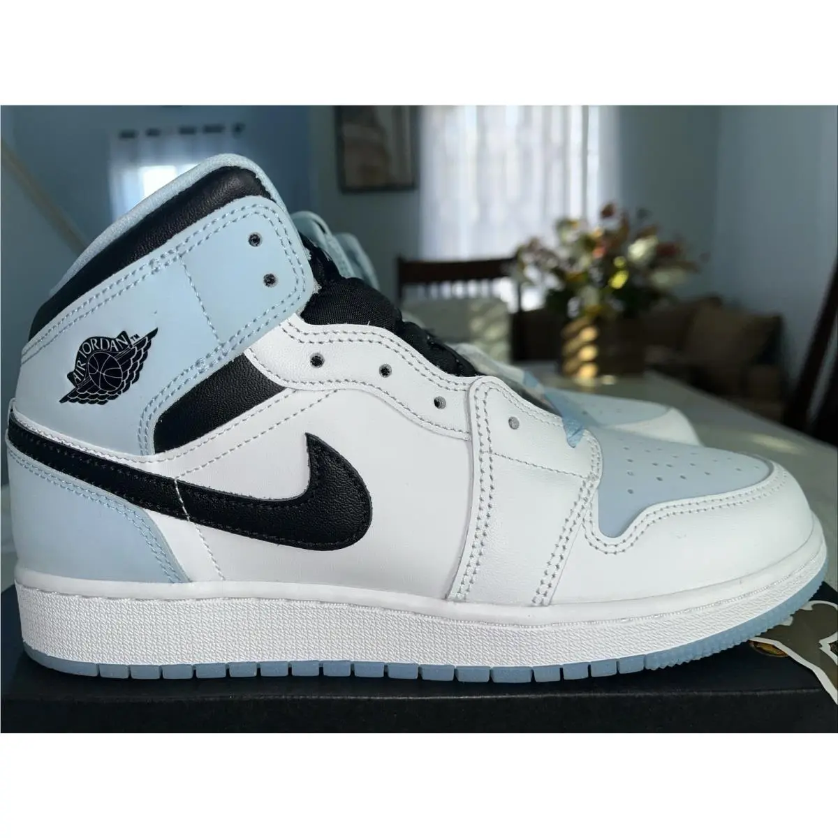 Nike Air Jordan 1 Mid SE GS Unc White Blue DV1337-104 Size 7Y / Women`s 8.5