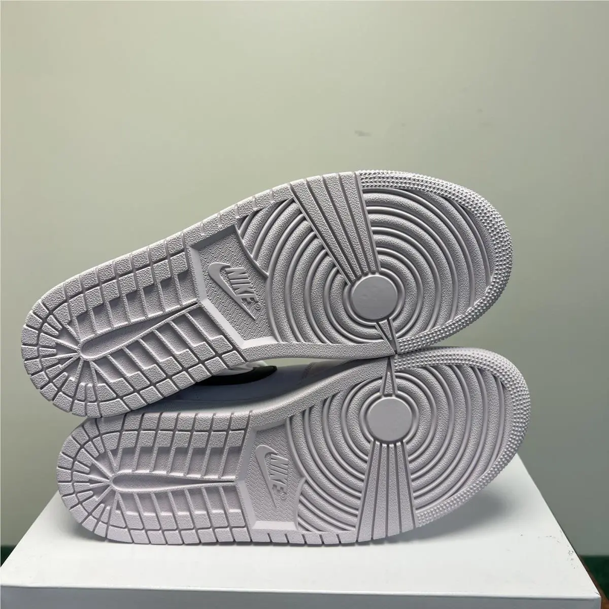 Nike shoes - JORDAN 1 - BQ6472-500 - White 4
