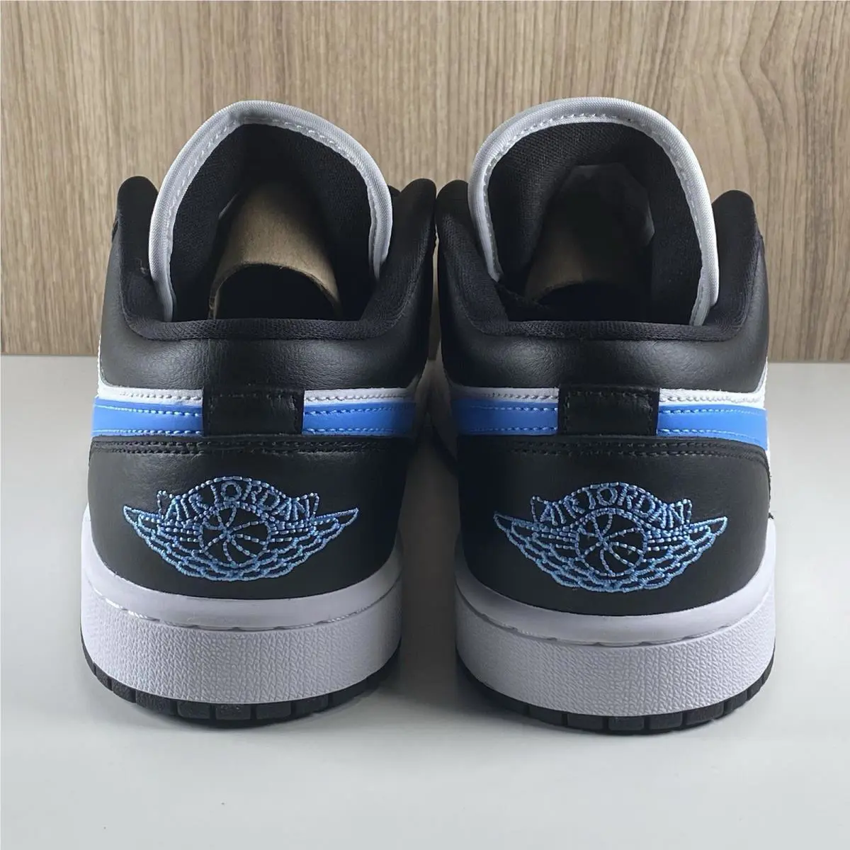 Nike shoes - Air Jordan 1 - Air - Dc0774-041 - White 3