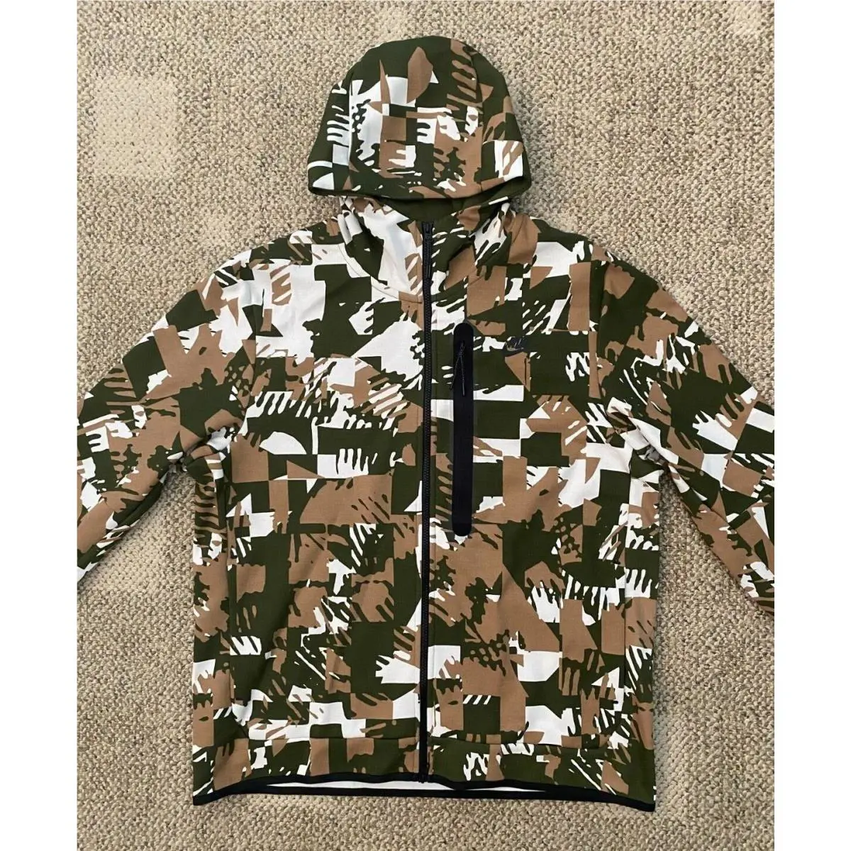 Nike clothing - Green (UPC: 195245647933) 0