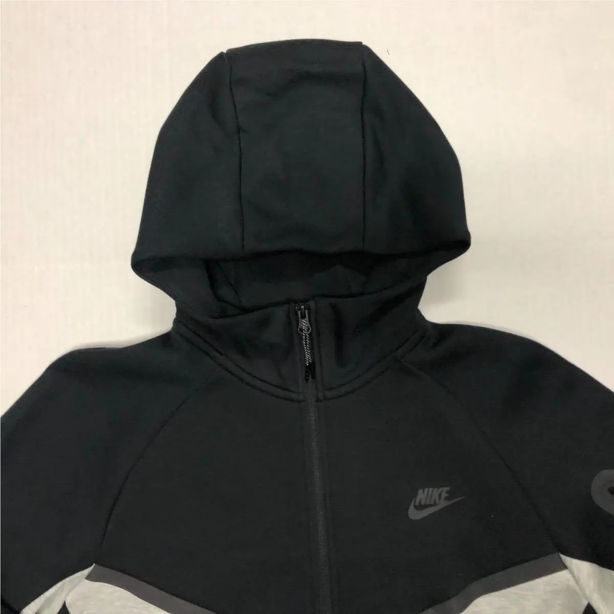 Nike clothing - Black/Grey (UPC: 197602889741) 0