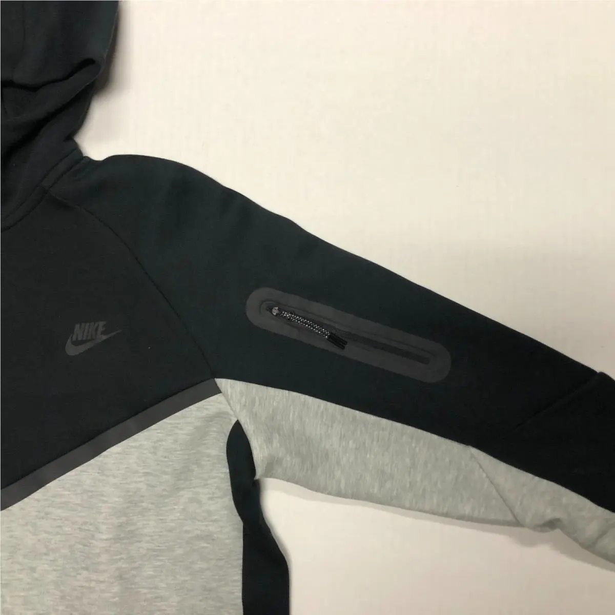Nike clothing - Black/Grey (UPC: 197602889741) 3