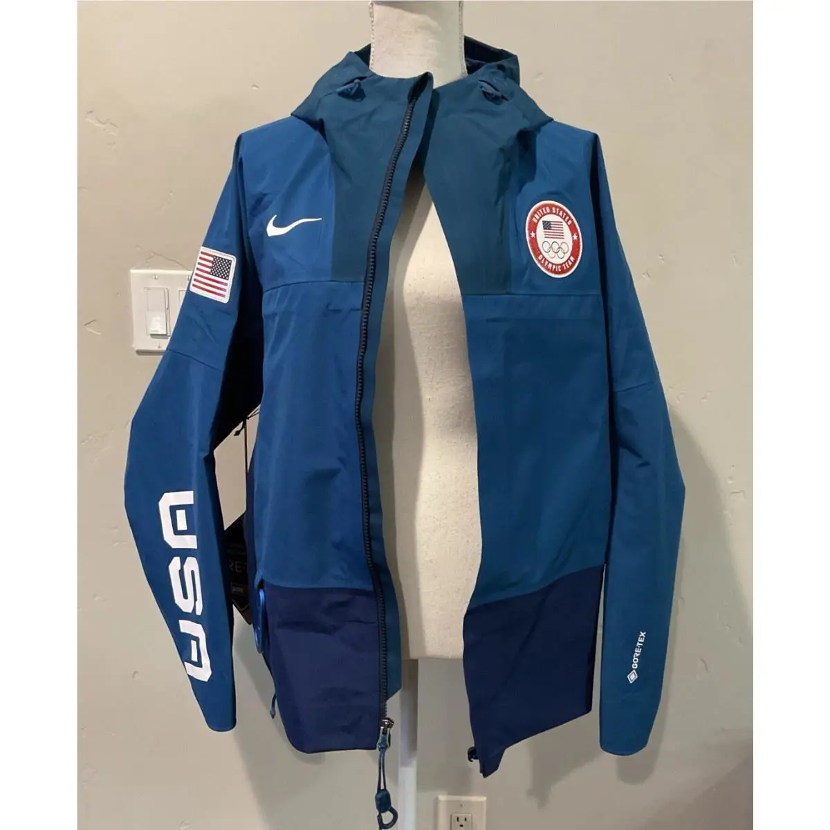 Nike clothing - Nike USA Olimpic Gore- Tex Jacket - Blue (UPC: 0195243915317) 1