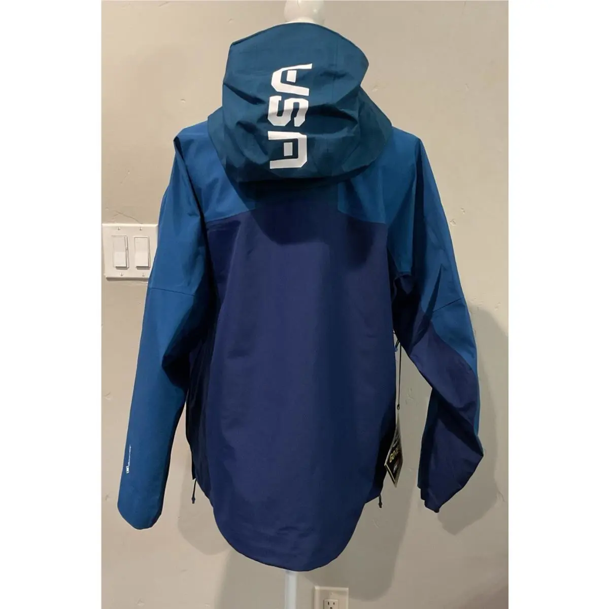 Nike clothing - Nike USA Olimpic Gore- Tex Jacket - Blue (UPC: 0195243915317) 4